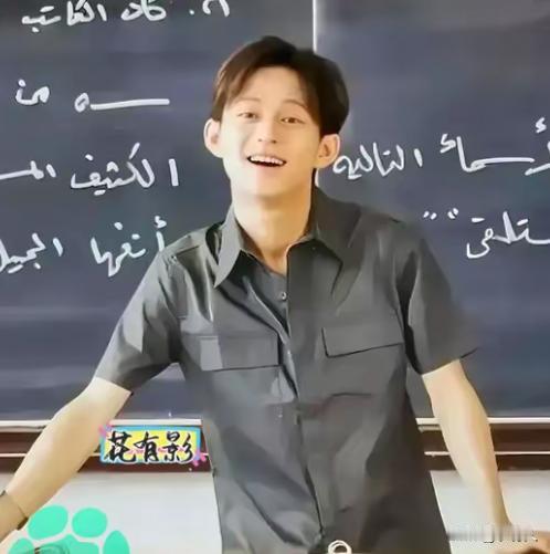 何炅曾经是大学的英语老师，1998年主持《快乐大本营》后，长期学校、电视台两头跑