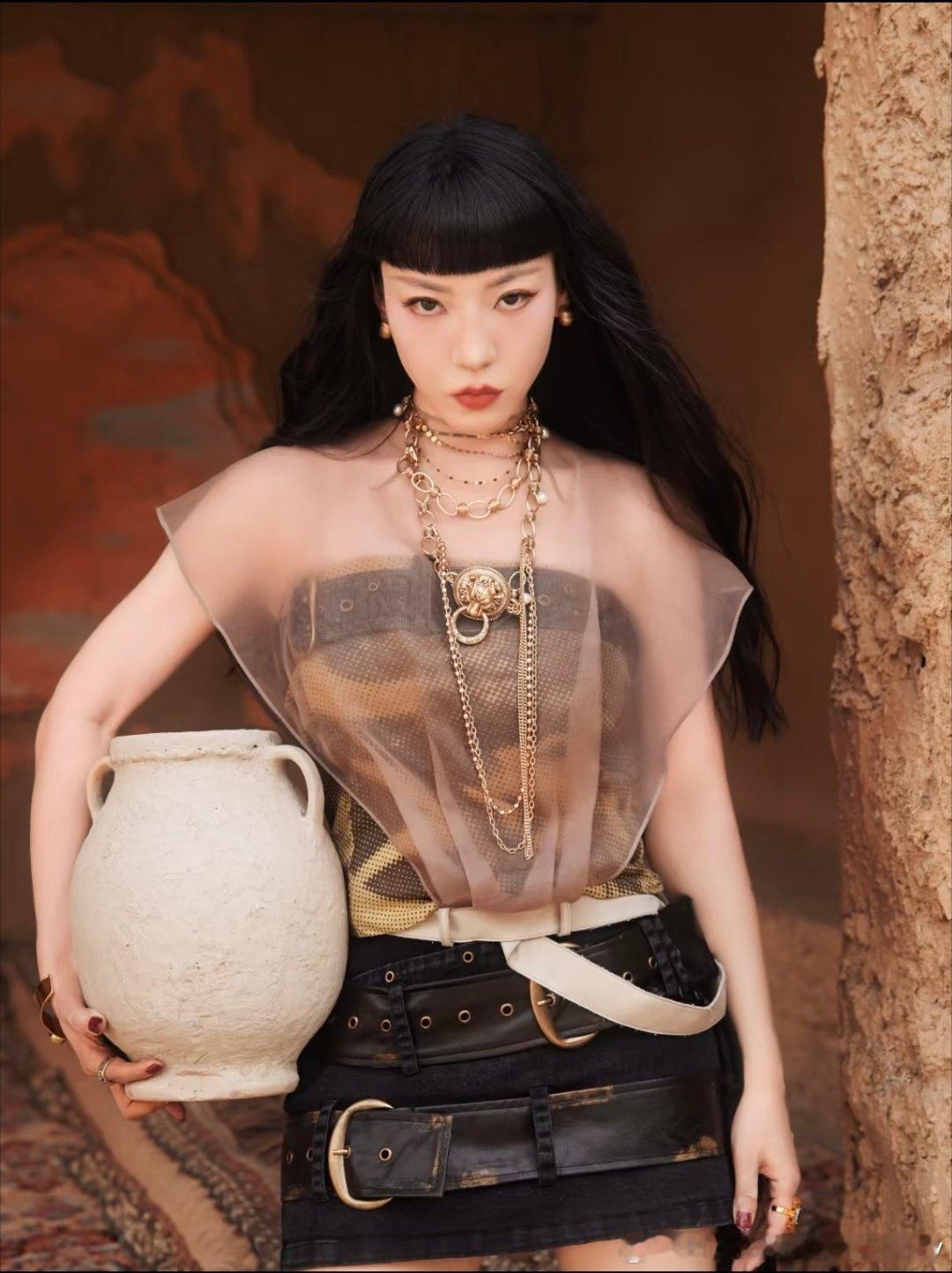 吴莫愁演绎MISS SIXTY秋季复古抹胸，这种轻纱配抹胸好好看啊！项链也超美超