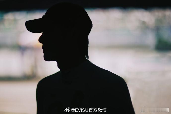 王一博记忆影像剪影 王一博的记忆影像剪影就像时光的切片，每一帧都散发着独特的魅力