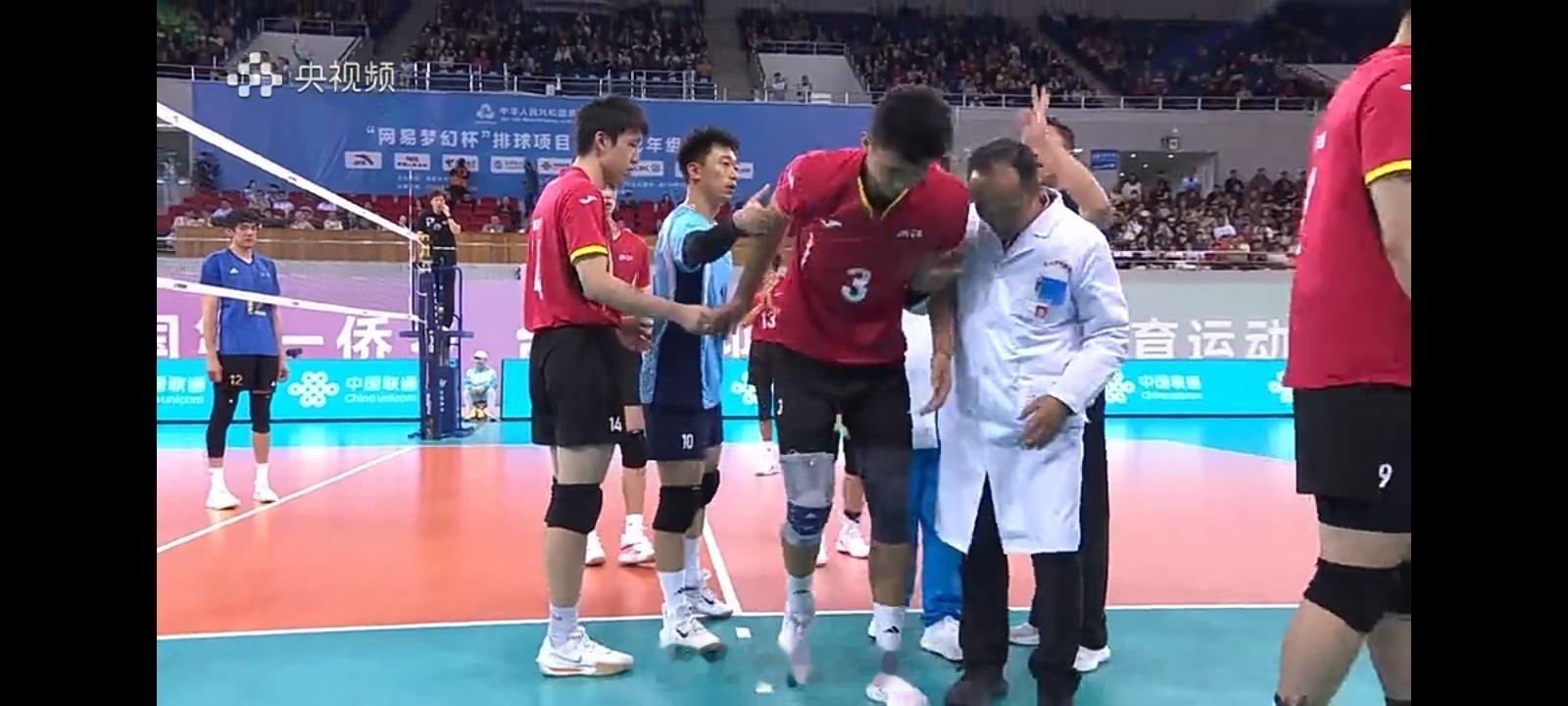 把镜头拉近，太多运动员的肩上、腿上、手臂手腕、膝盖脚踝上，缠满了绷带和绑护！毫无