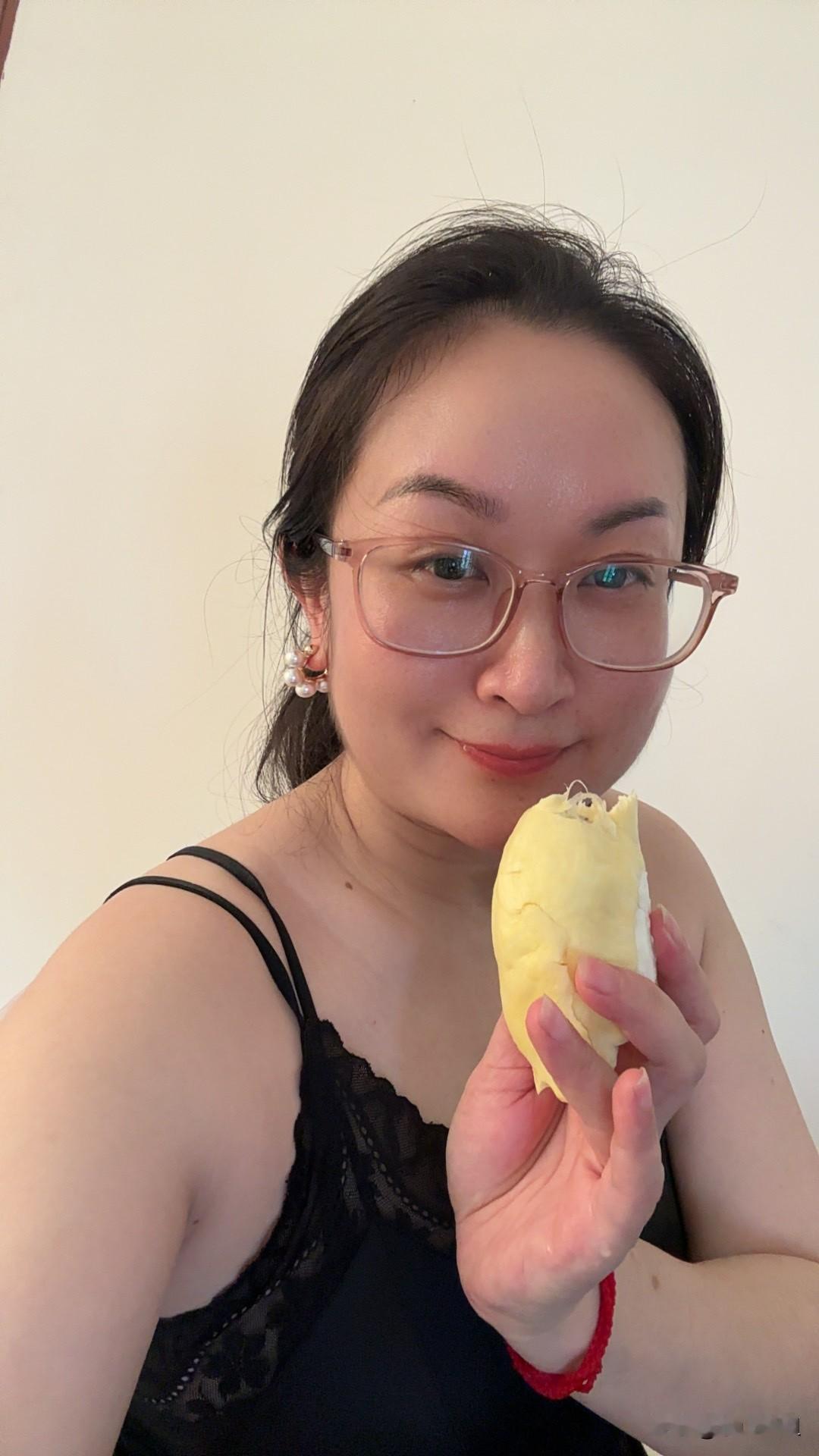 夏日生活打卡季那天我一个人吃了一个榴莲，当饭吃，现在榴莲便宜了，这个只花了60多