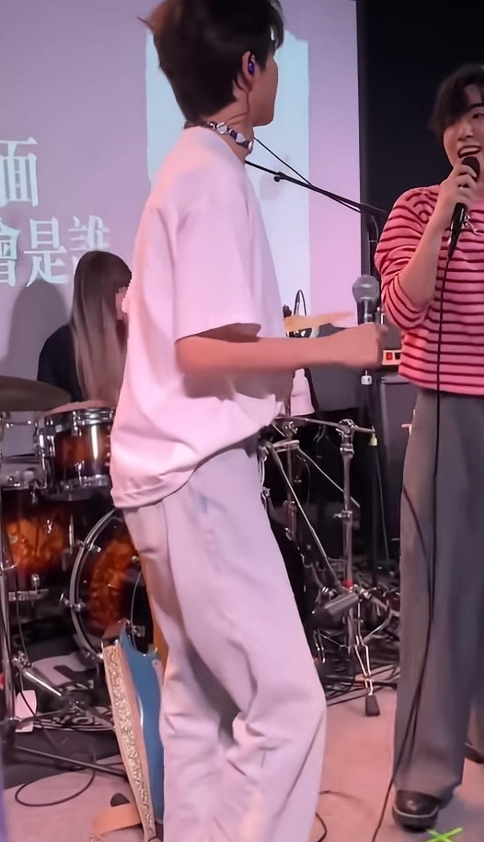 na前：微翘
na中：翘到可以顶两瓶汽水
na后：初心不改 ​​​