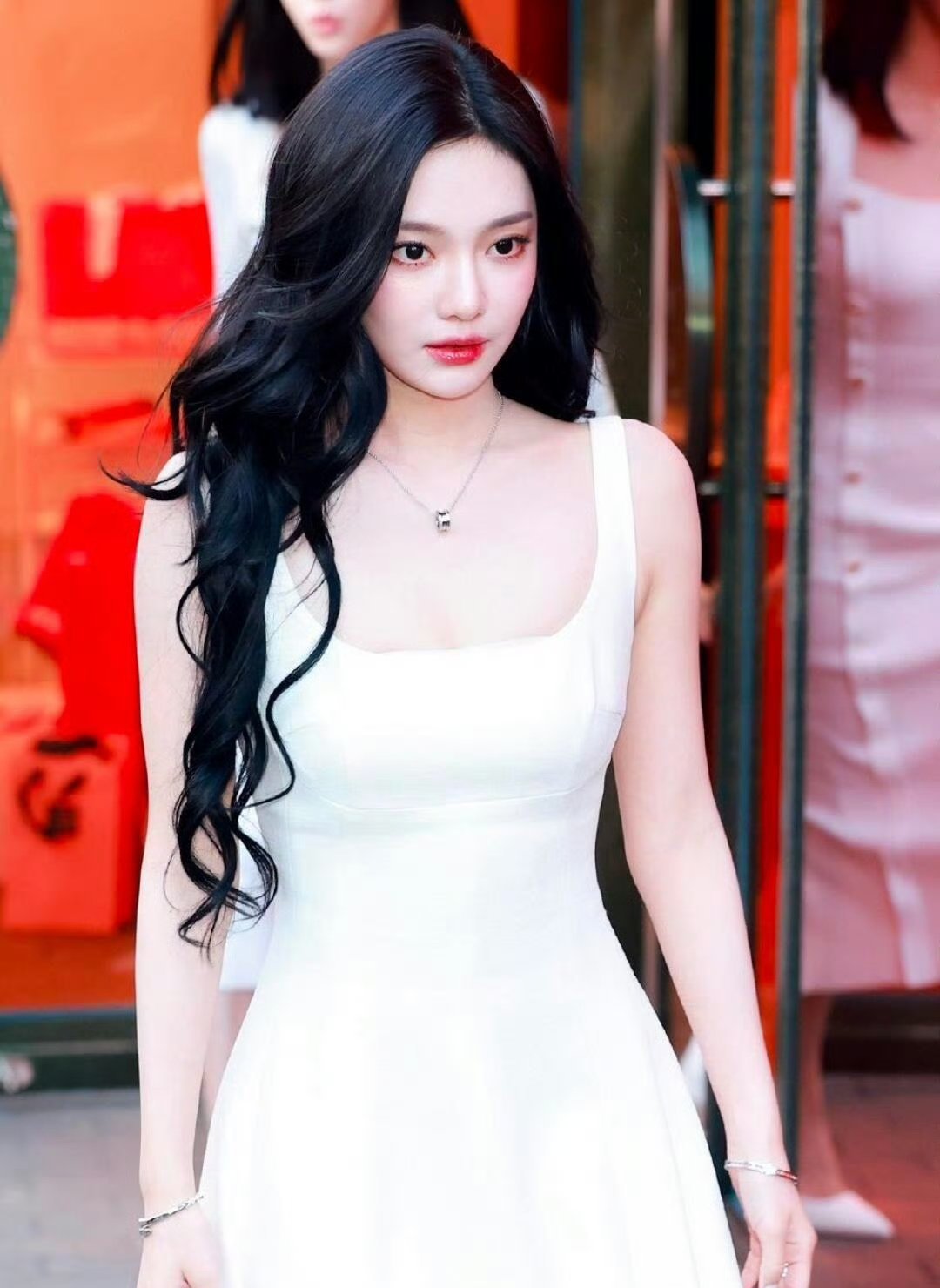 宁艺卓白裙新闻图红唇大波浪，法式复古红，肩颈线条在镜头里划出优雅的弧度——明明是