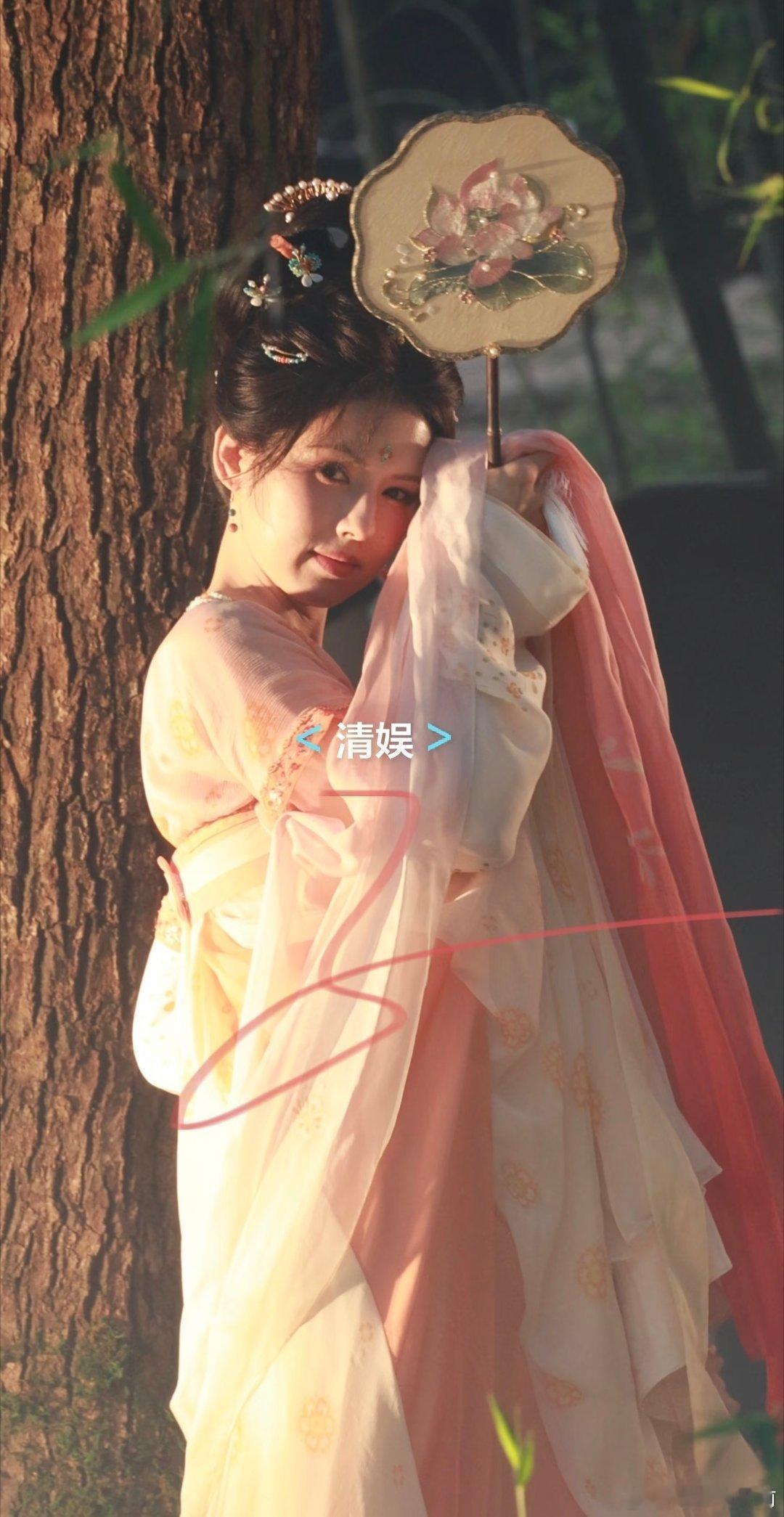 脸状态一般，但妆造好少女啊 