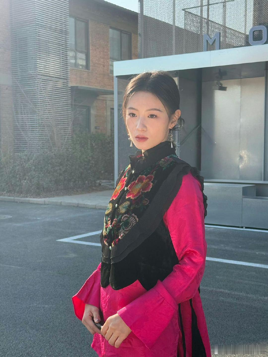 李嘉鑫好一朵娇滴滴的野玫瑰  看到李嘉鑫这朵娇滴滴的野玫瑰，我才明白什么是真正的