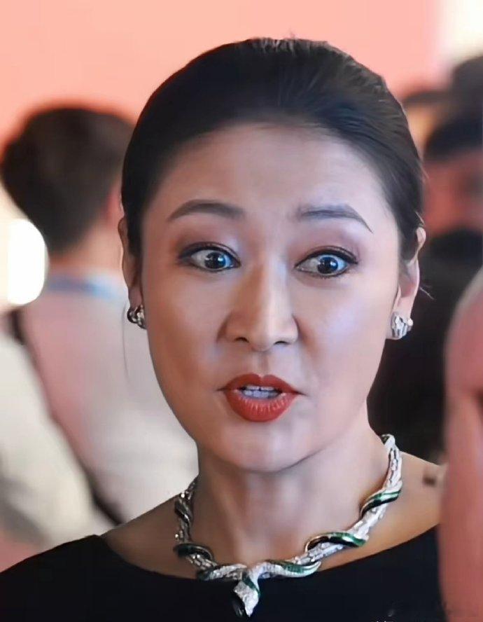 此人面相非凡，精明干练，眼神锐利，社交能手，与邓文迪相似。名利场中的女性皆不简单