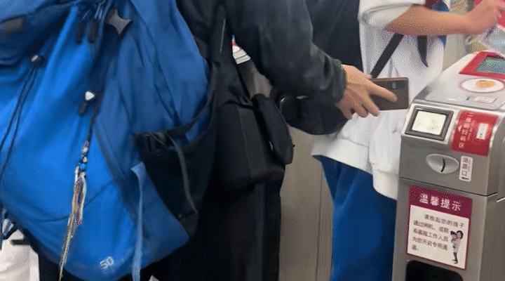 狼评：天津地铁逃票双标，大清早亡媚骨未除
 
如今的天津地铁意外“出圈”，无关暖