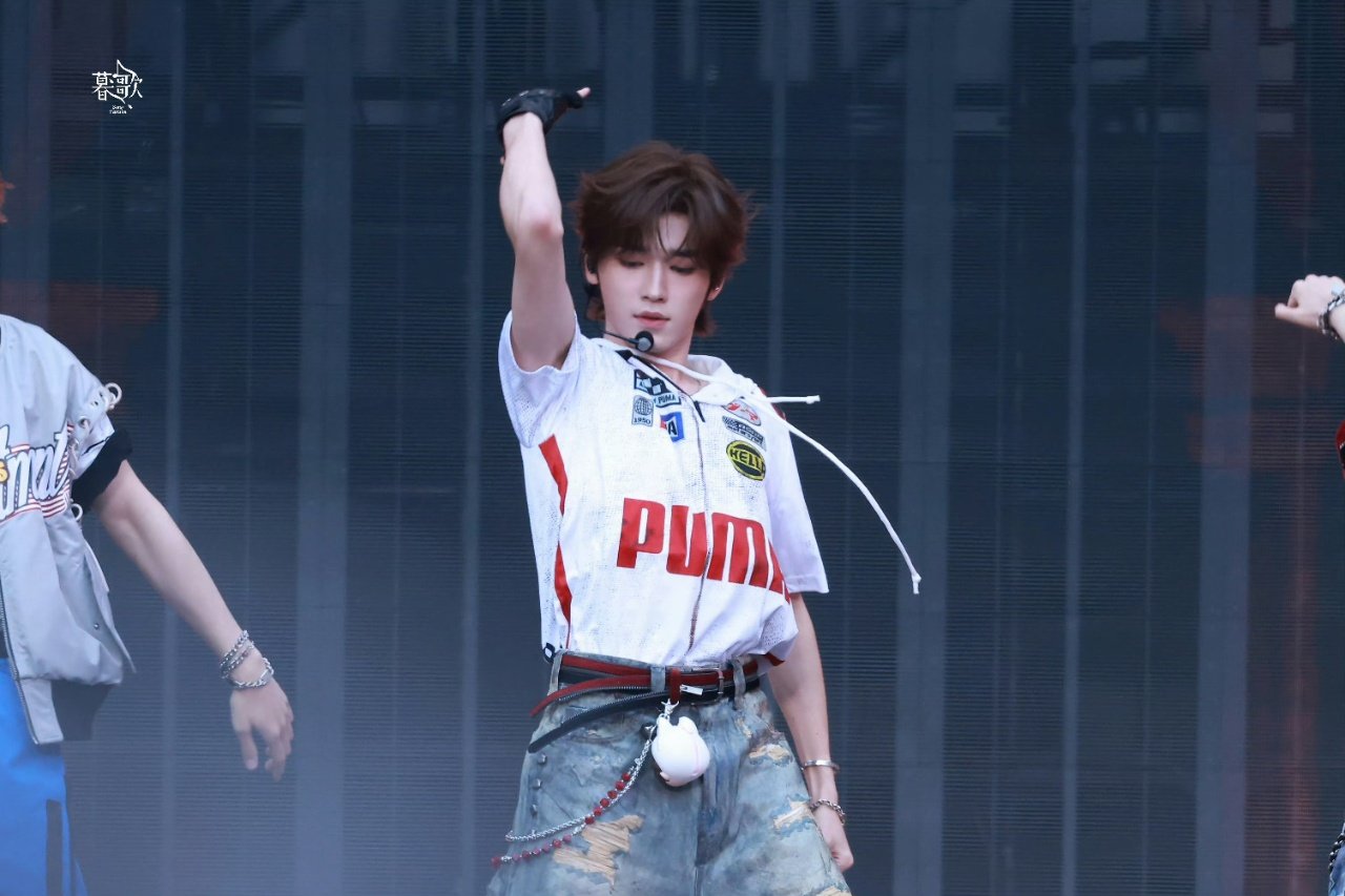 宋亚轩希望大家做无忧无虑的可爱冠军宋亚轩新音大屏 宋亚轩新音大屏真的好帅啊 