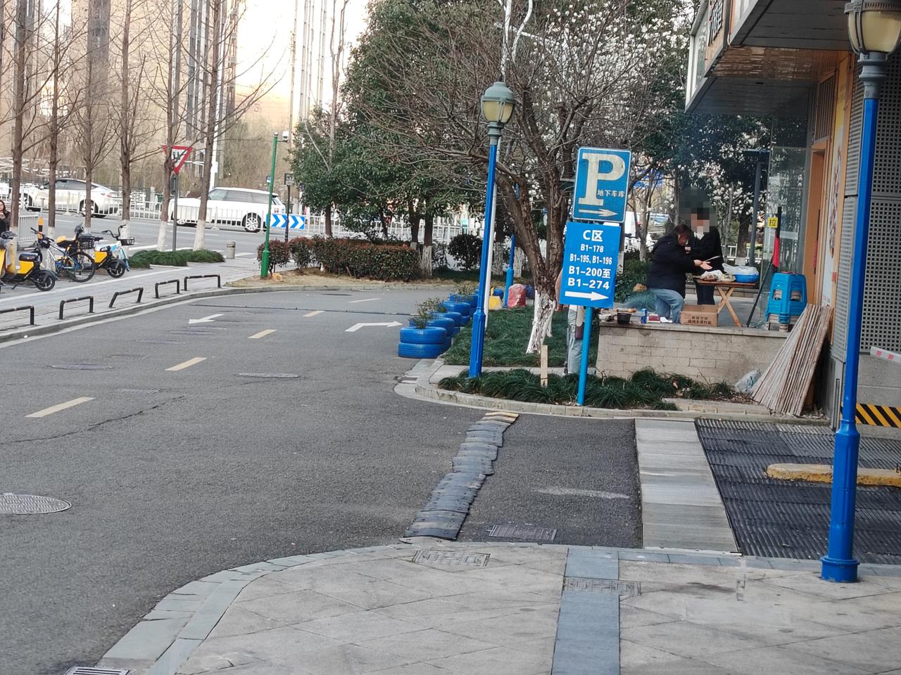 这肯定是一群，热爱生活的年轻人。在附近公园，跑步的时候，路过一个商务楼下，看到几