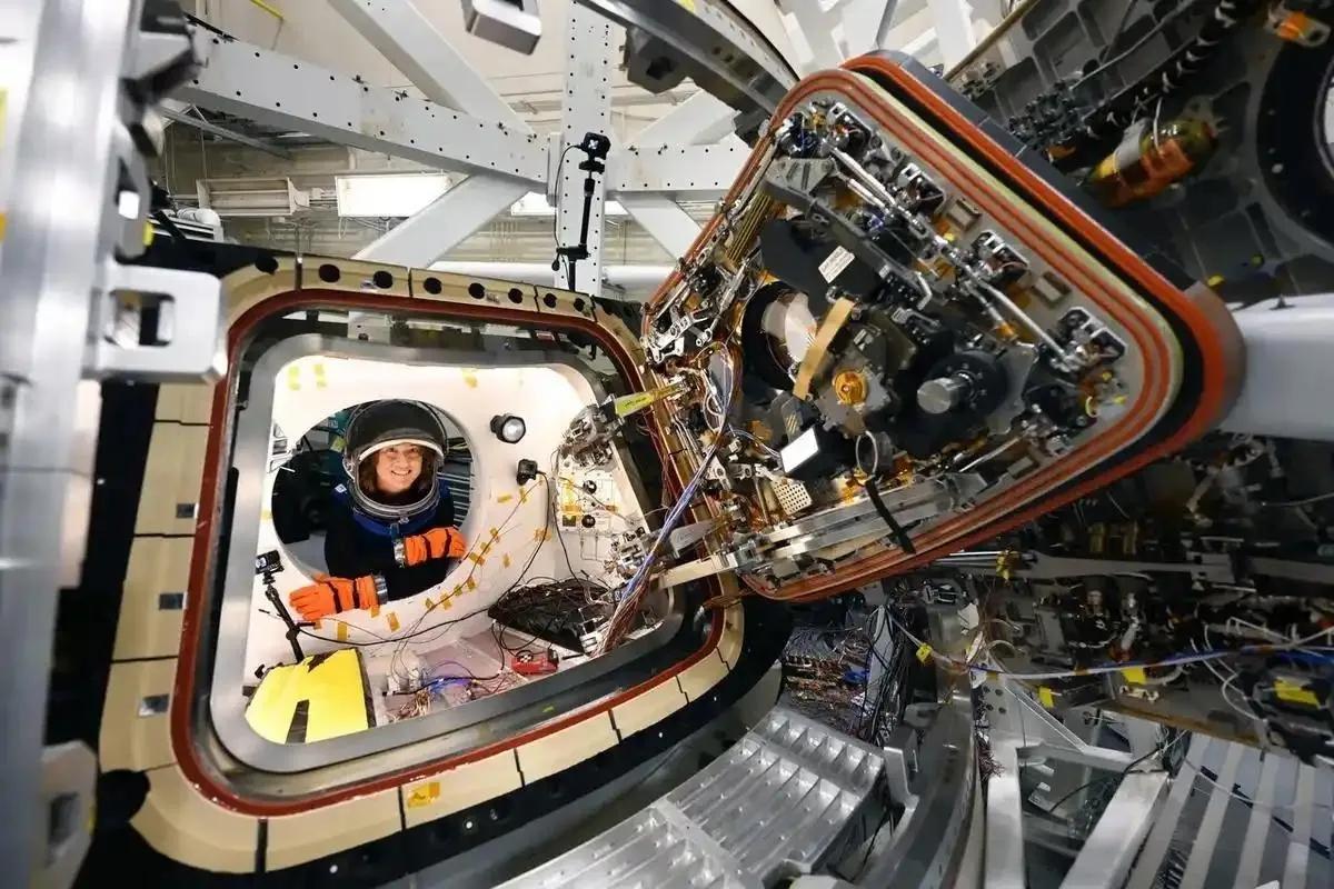 美国“猎户座”飞船这次绕月飞行，于北京时间4月11日8时07分，在加利福尼亚州圣