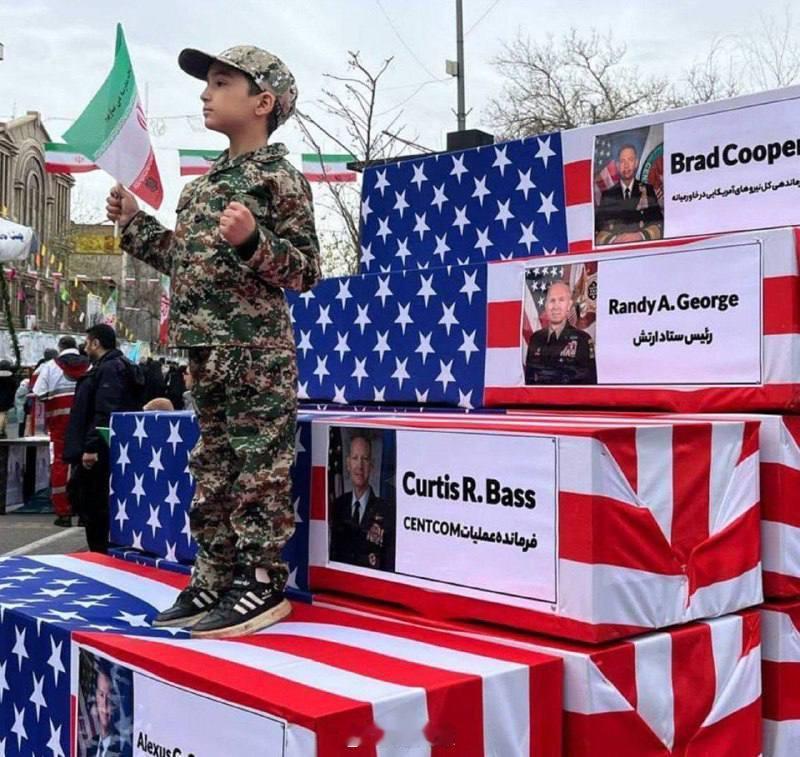 今天， 在伊朗德黑兰举行的革命周年纪念活动现场，伊朗人展示了几位美国军事将领的棺