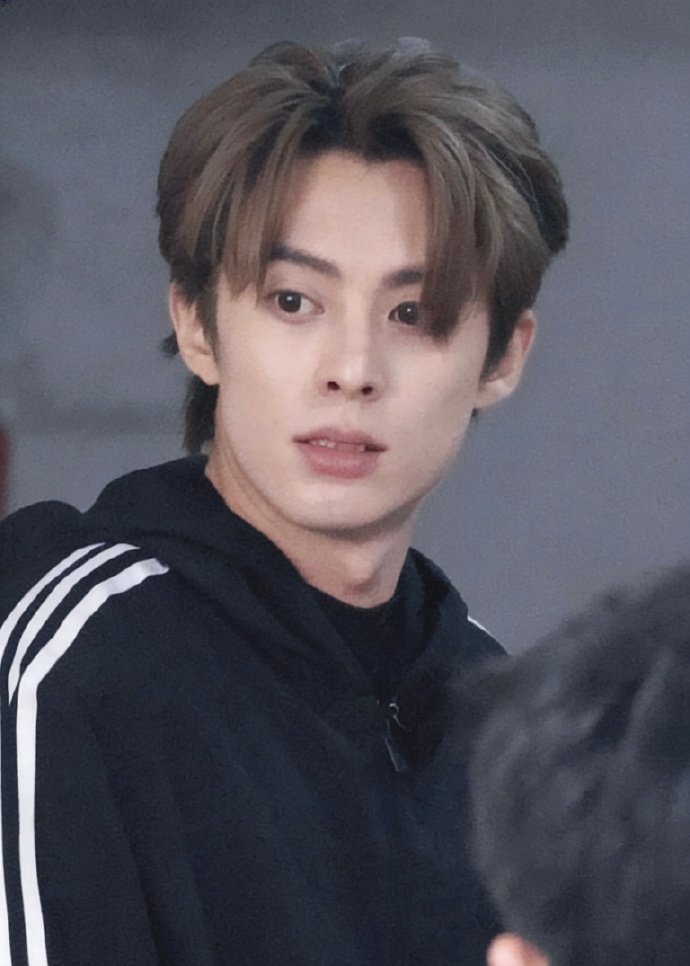 王鹤棣亲爱的客栈打篮球 王鹤棣海边打篮球路透 王鹤棣海边打篮球路透，咱就说棣棣边