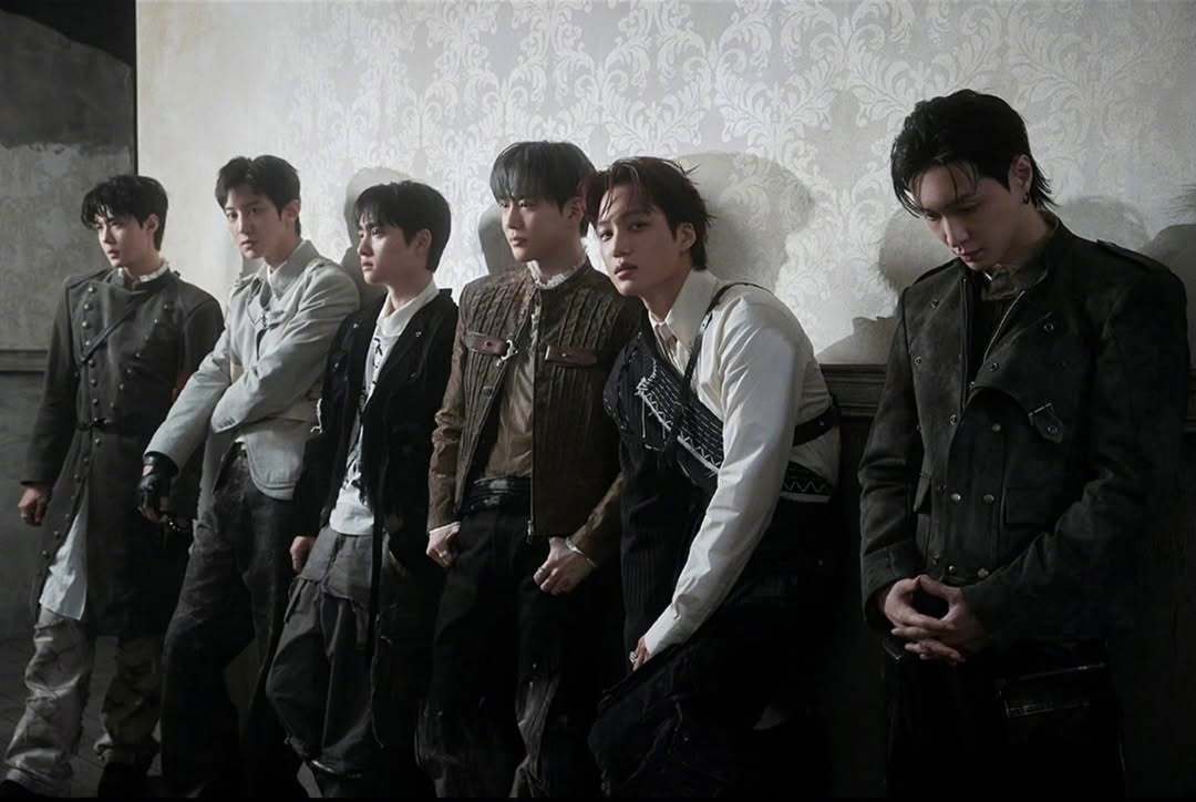 【Theqoo】EXO一位公约的公主服是定制的，连制作公司都发了快拍ㅋㅋㅋ<Cr