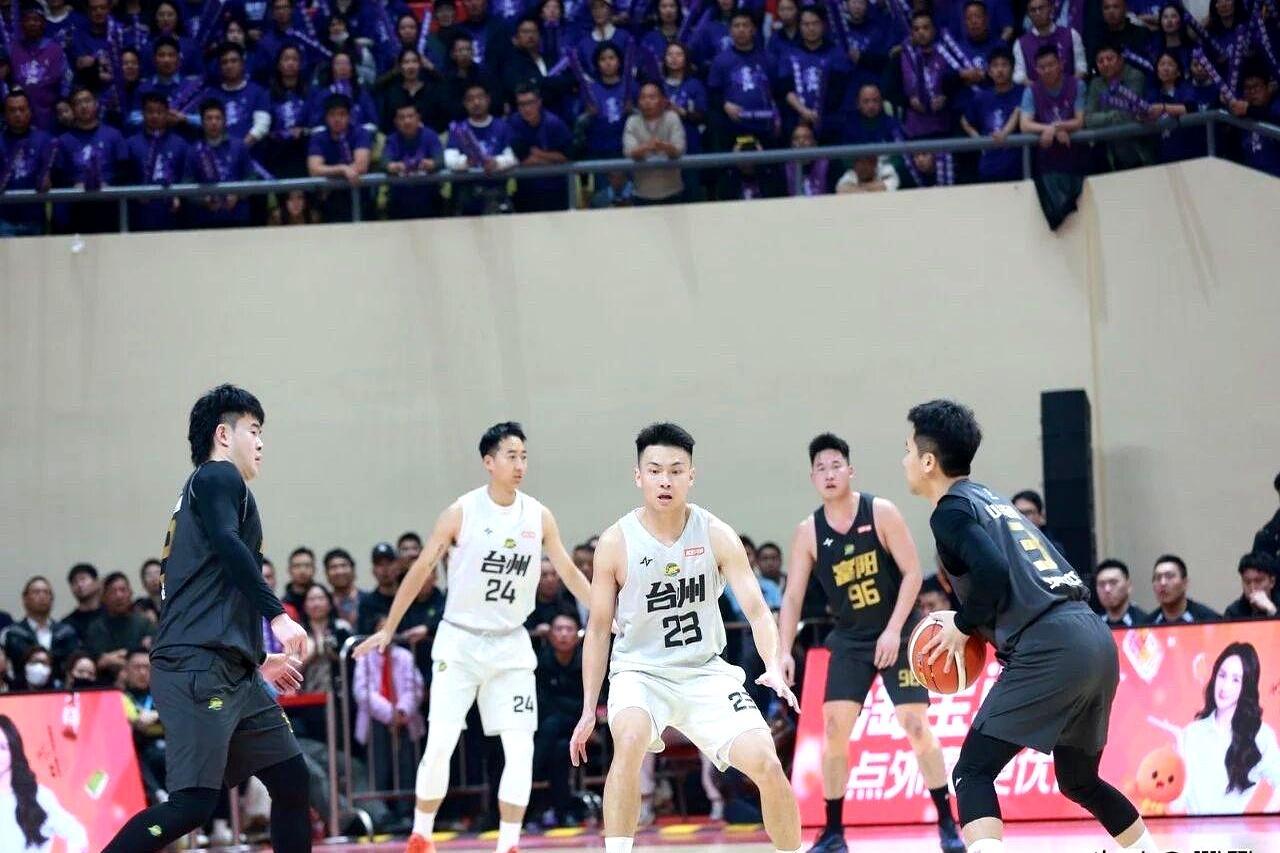 县队干翻市队！富阳84-80再下一城
 
小组17胜3负的富阳，这回把台州按在地