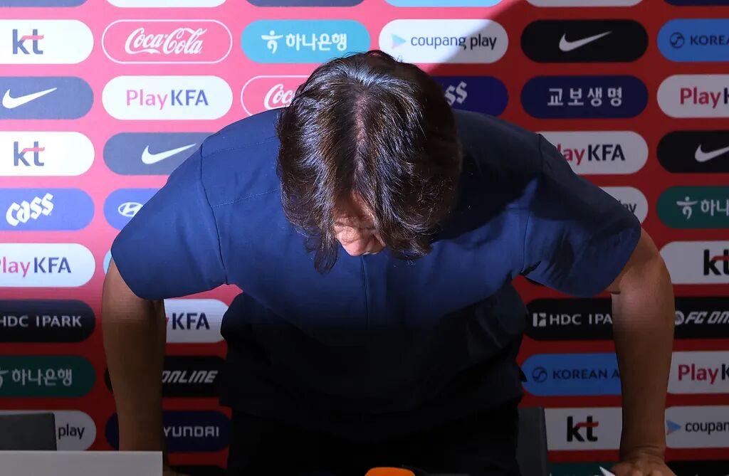 韩国主帅刚下飞机就低头谢罪！
这不是演习，这是韩国足球的至暗时刻！
世界杯小组赛