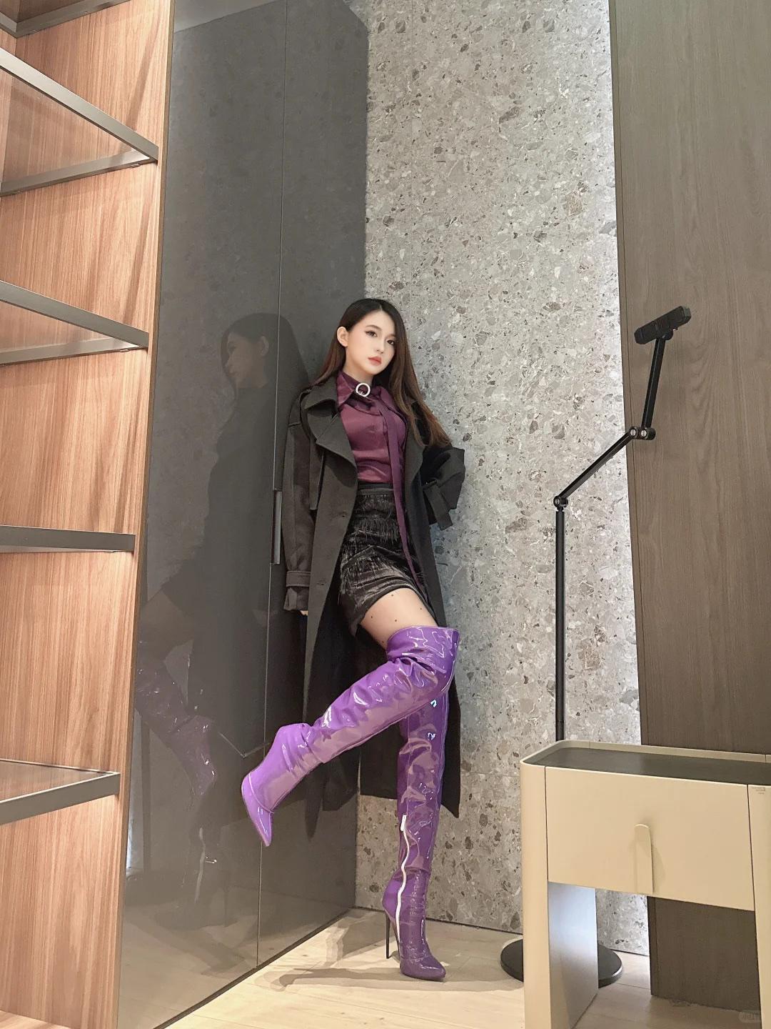 紫色长靴加大衣紫色高跟穿搭 紫色高跟鞋穿搭 长靴搭配 紫色系高跟鞋 棕色长靴 紫
