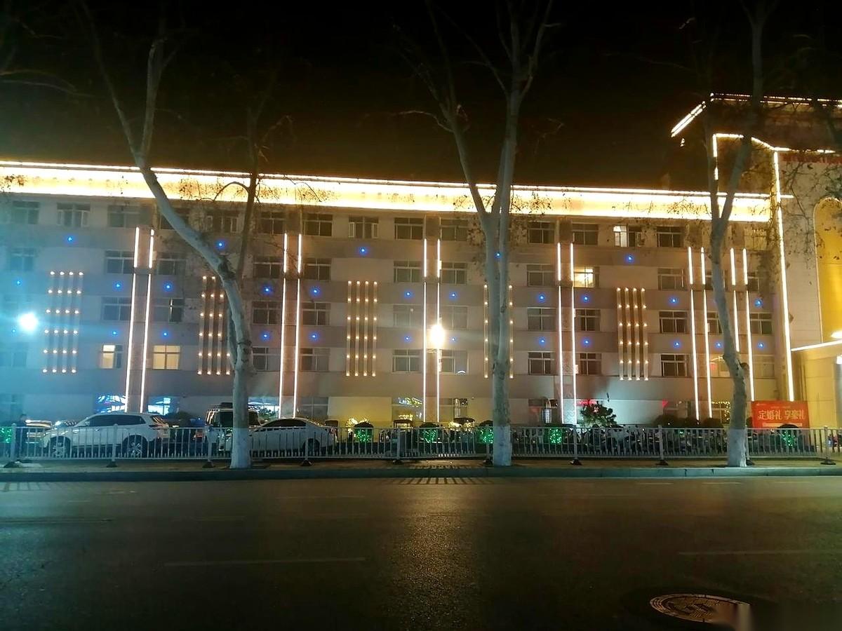 别盯着手机屏幕看了，真的，再看也看不出花儿来。
她要真想你，手机早就被打爆了。