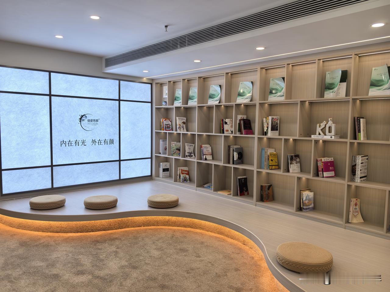 发现一家隐藏在大厦里的宝藏美肤社，貌似还是连锁店，好喜欢它的简约装修风格，拍照?