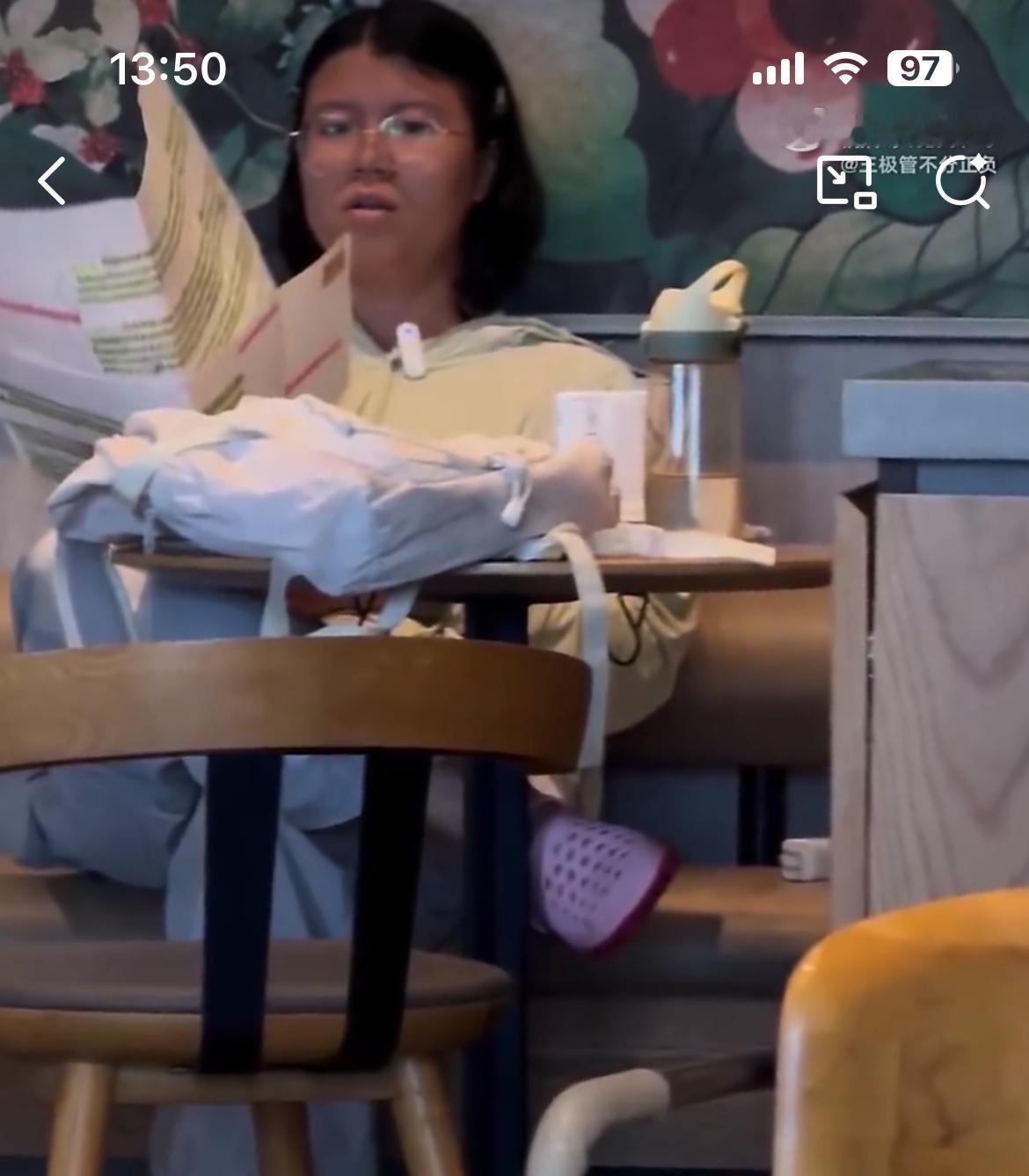 海口星巴克内一小仙女带着小蜜蜂大声背书，声音吵闹到周围的顾客，服务员劝阻小仙女不