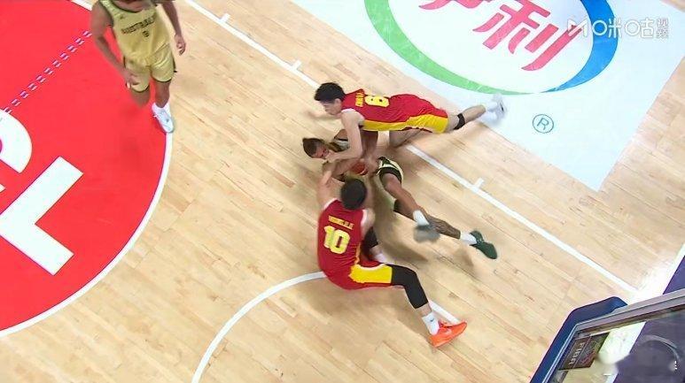 回来了，这股劲儿终于回来了...男篮亚洲杯中国男篮vs澳大利亚男篮中国男篮 ​​