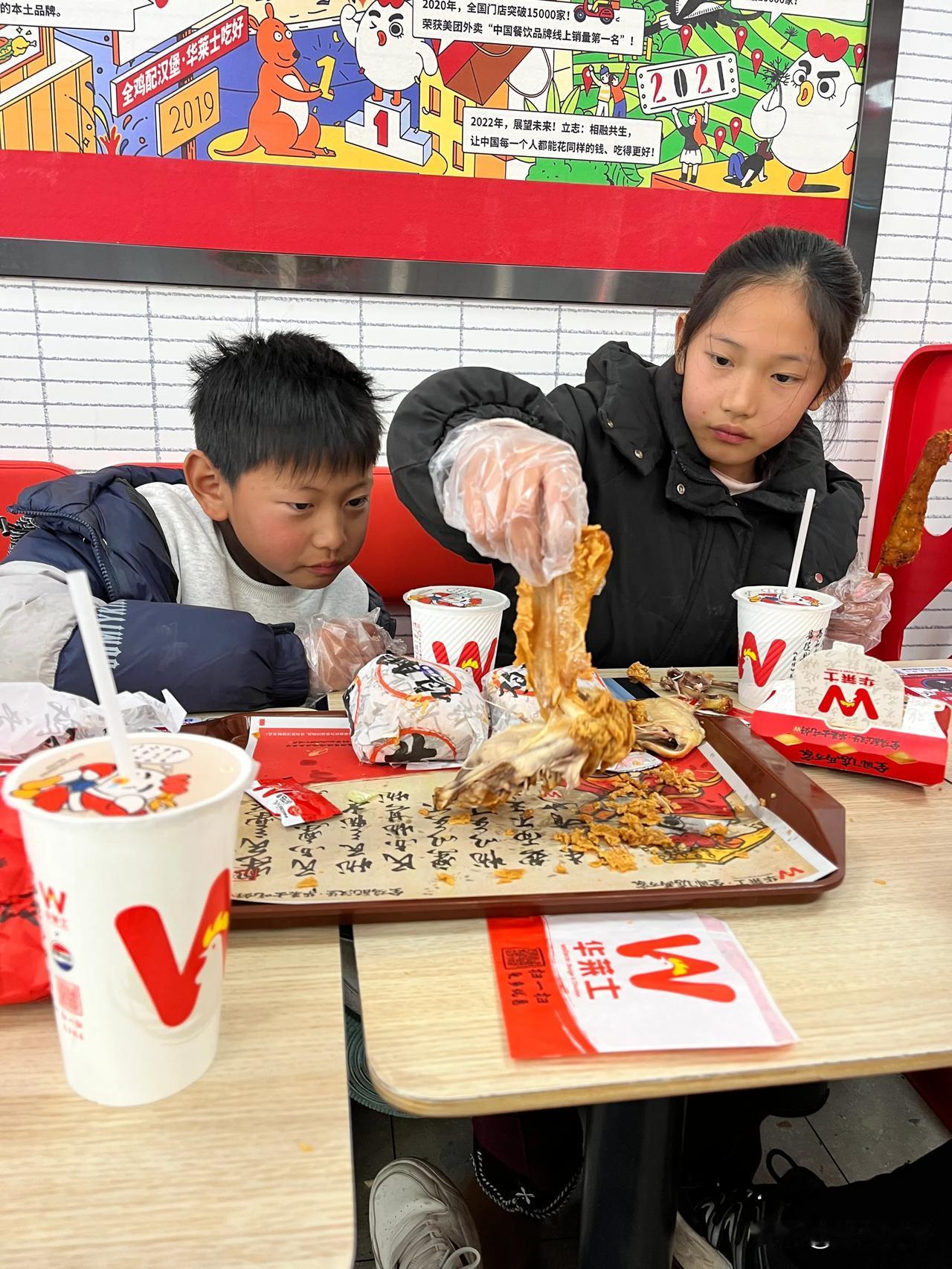 现在的孩子是怎么啦？家里的饭菜挑三拣四，可到了肯德基那是吃不够[我想静静][我想