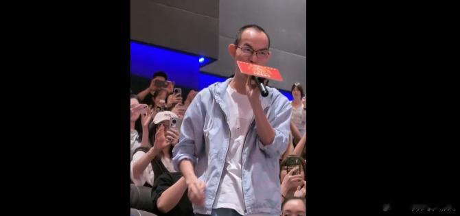 蓝鸿春看龙餐馆眼泪啪啪掉蓝鸿春说自己是文牧野铁粉8月11日，《给阿嬷的情书》导演