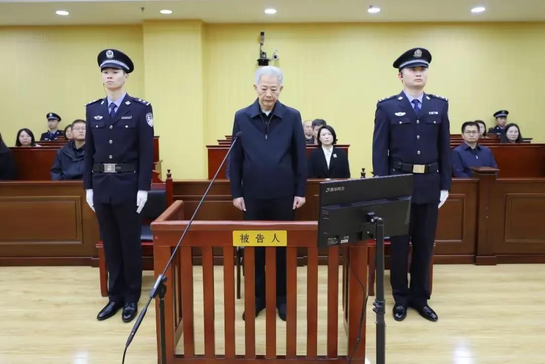 在中国的金融界曾经有这么一号人物——中国光大集团股份公司原党委书记、董事长李晓鹏