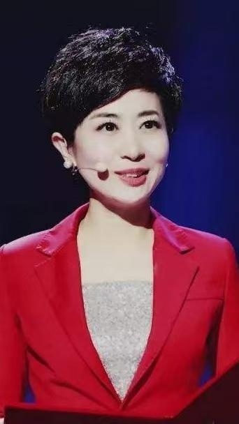 管旭，第十四届全国人大代表，辽宁广播电视台新闻中心党委书记、播音指导，享受国务院