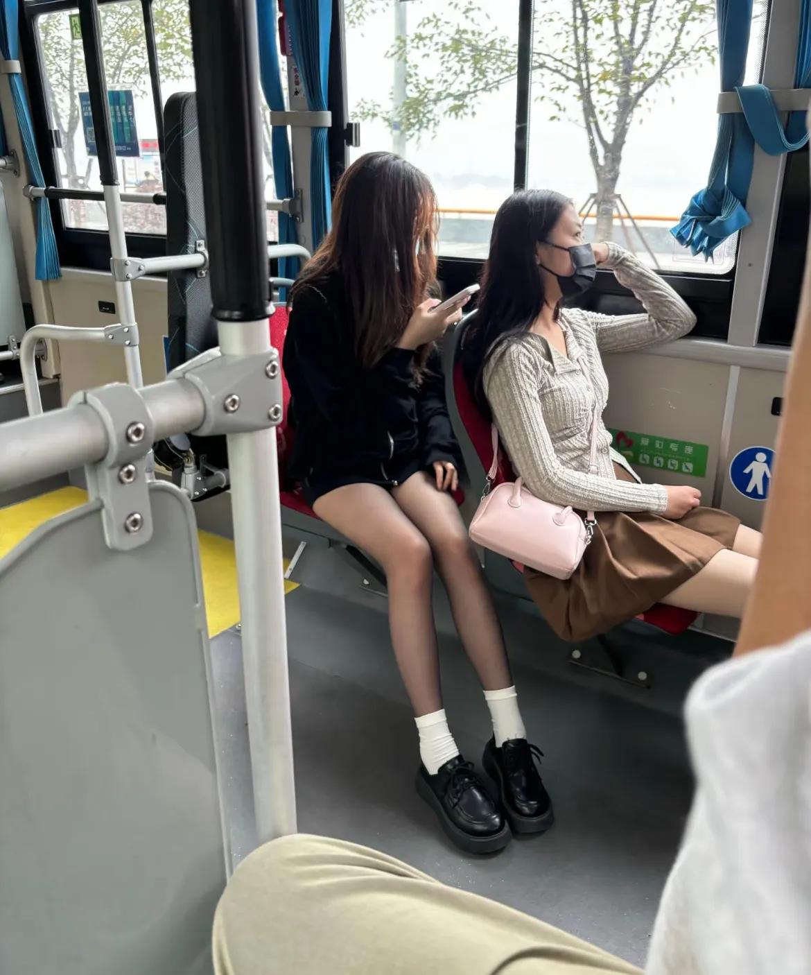 公交车上看见的。。。无语了.....

简直难以置信，为何每个人都能轻松拥有如此