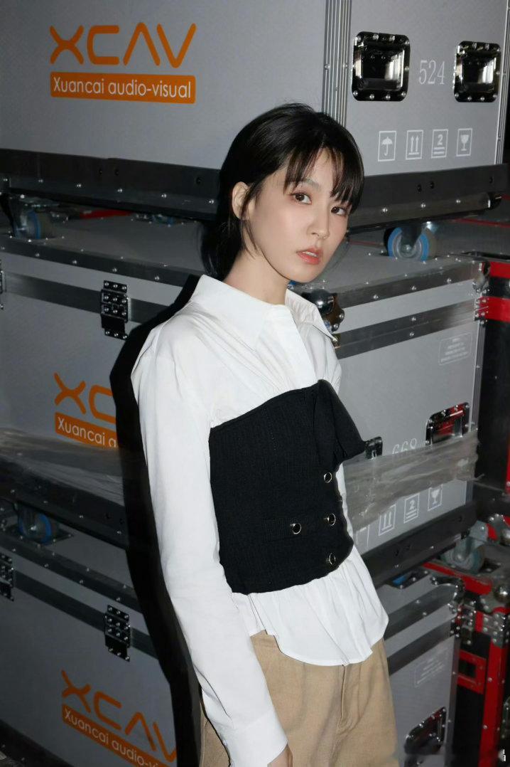 曾沛慈谈为何走上音乐之路曾沛慈在长达半年的时间里只专注练歌，但那时并没有决定将来