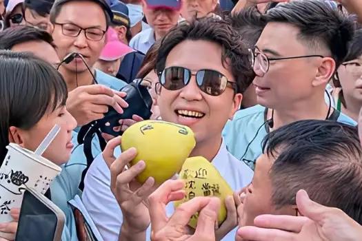 双标现场！店家只是挺蒋万安，直接被青鸟网军出征恶搞招牌！
        年底九