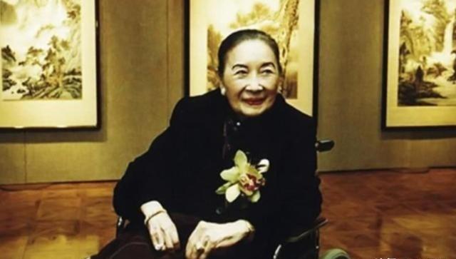 2003年，106岁的宋美龄在美国纽约逝世，她晚上逝世，第二天就被人从公寓里面用