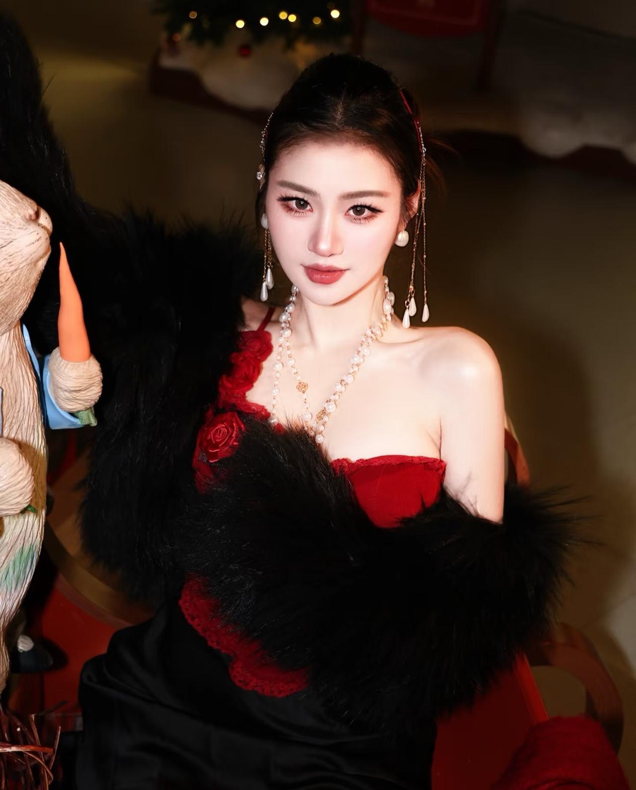 偏爱这一抹热烈的中国红，是刻在骨子里的审美。
一袭红裙，明艳动人，自带气场；搭配