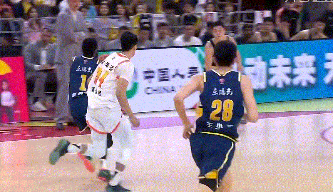 好球！胡明轩反击追身三分命中！广东队抹平10分分差，继续加油！广东男篮vs江苏男