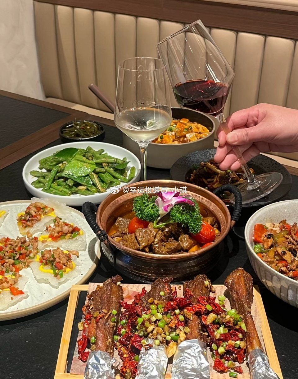 周五晚上好，兄弟们，周末这两天，咱们先把K线放一放，把心放稳。这两天，有人选择落