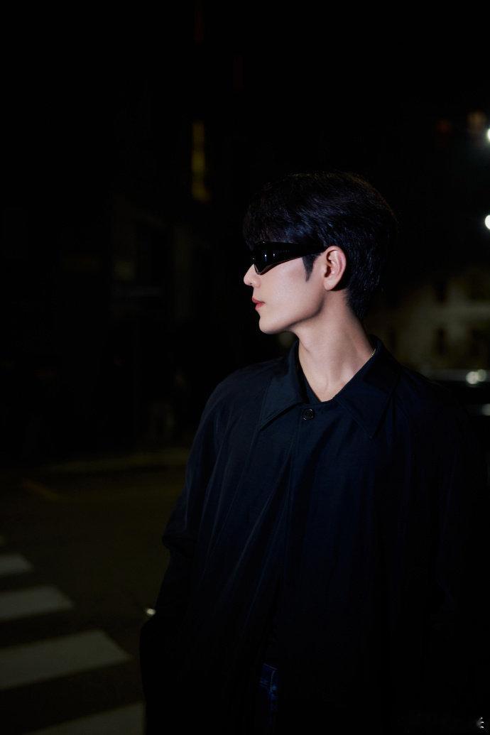 肖战这组出图给到一个夯肖战这组出图给到一个夯，确实太是那个了！ 肖战墨镜出图