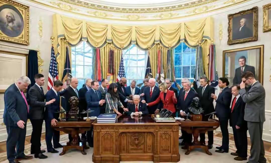 天灵灵，地灵灵，
白宫里头请神灵，
一请上帝开金口，
二请妖兵下天庭。
三请盟友