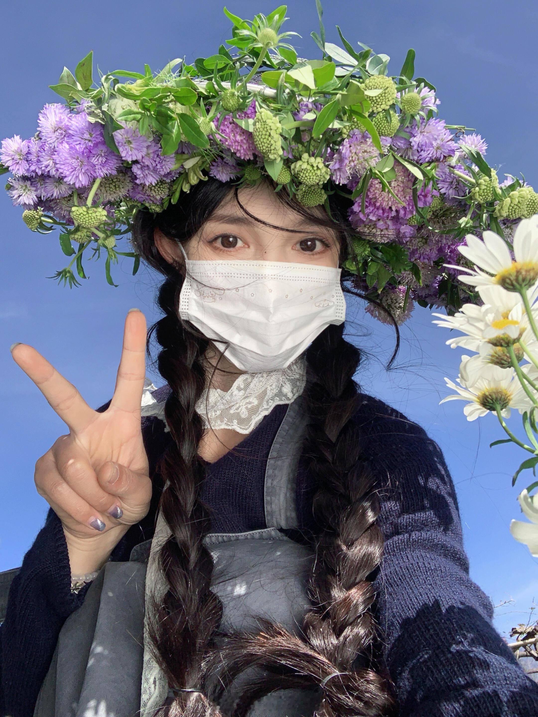 “生活是一万次的春和景明”自己手工编的鲜花帽，希望我们都能在春天里发芽，发发全屏