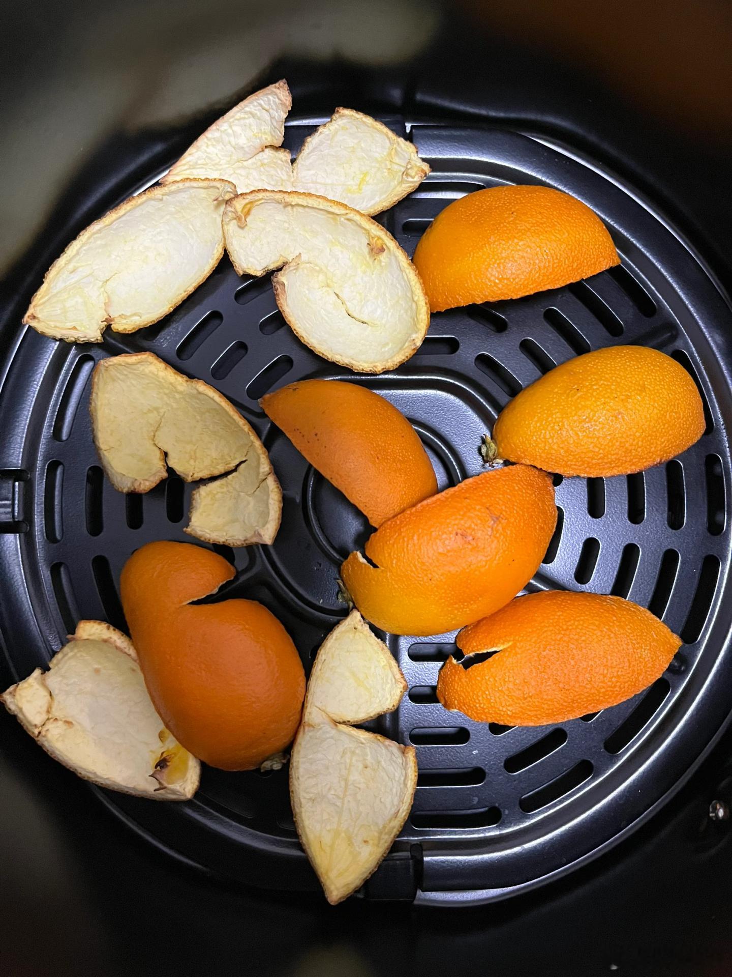 发明洗澡吃橙子的人是个天才神金…想体验这种感觉的话，橙子皮可以扔进空气炸锅，几分