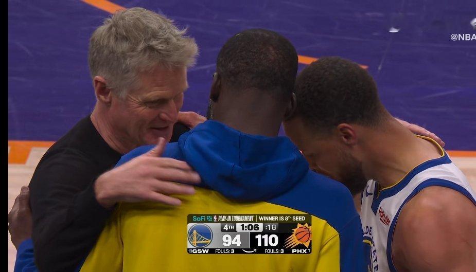 库里第17个赛季结束了 🏀又浪费库里一年库里格林科尔拥抱库里第17个赛季止步附