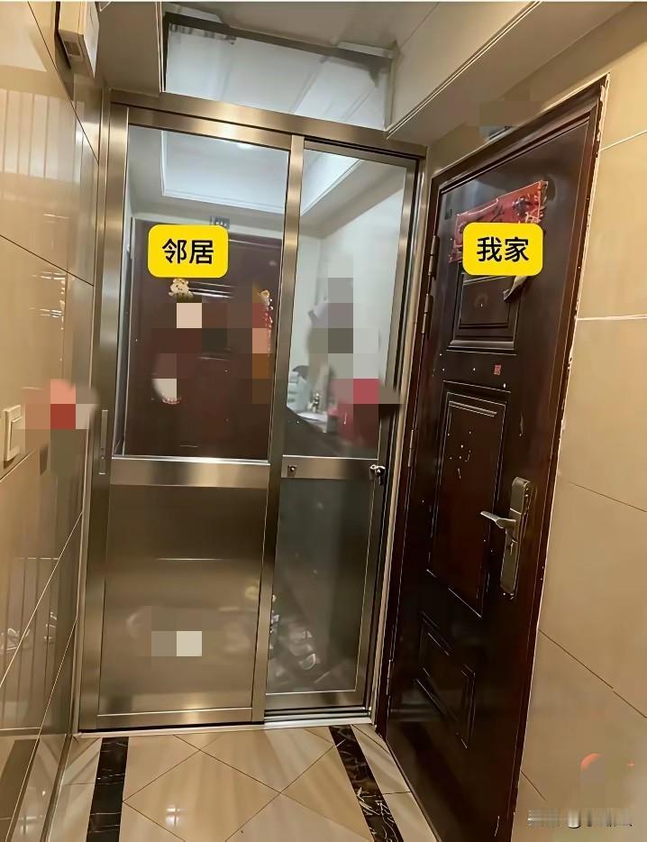 这样消防通道，能过吗？
公摊面积，邻居走廊私用。
原本空气流通，现在回家都一看到