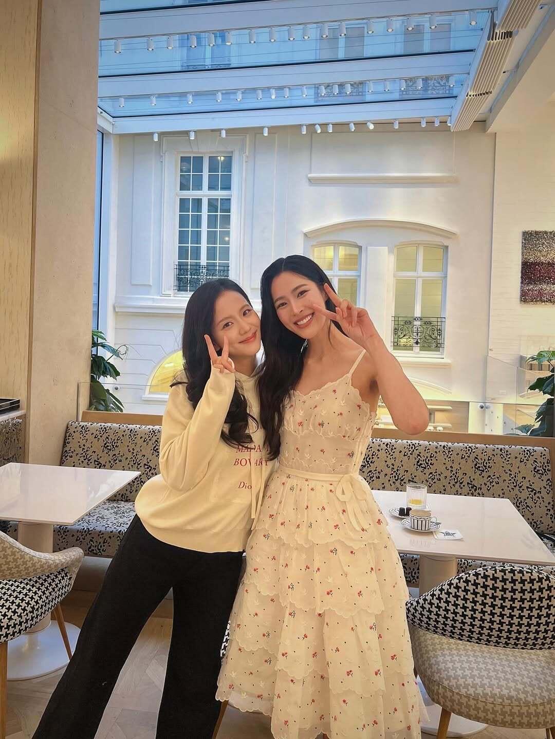 老婆旁边是老婆金智秀邝玲玲合照邝玲玲与金智秀合照 ​​​