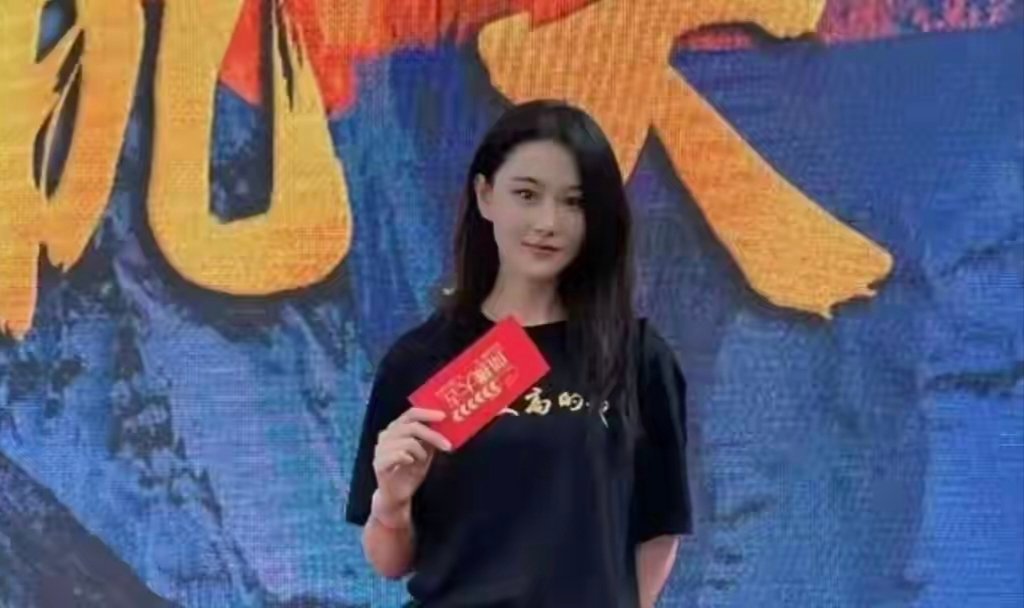 张馨予新剧上央视一套，素颜演援藏医生，她主动把最不缺的东西——那张脸，藏了起来，