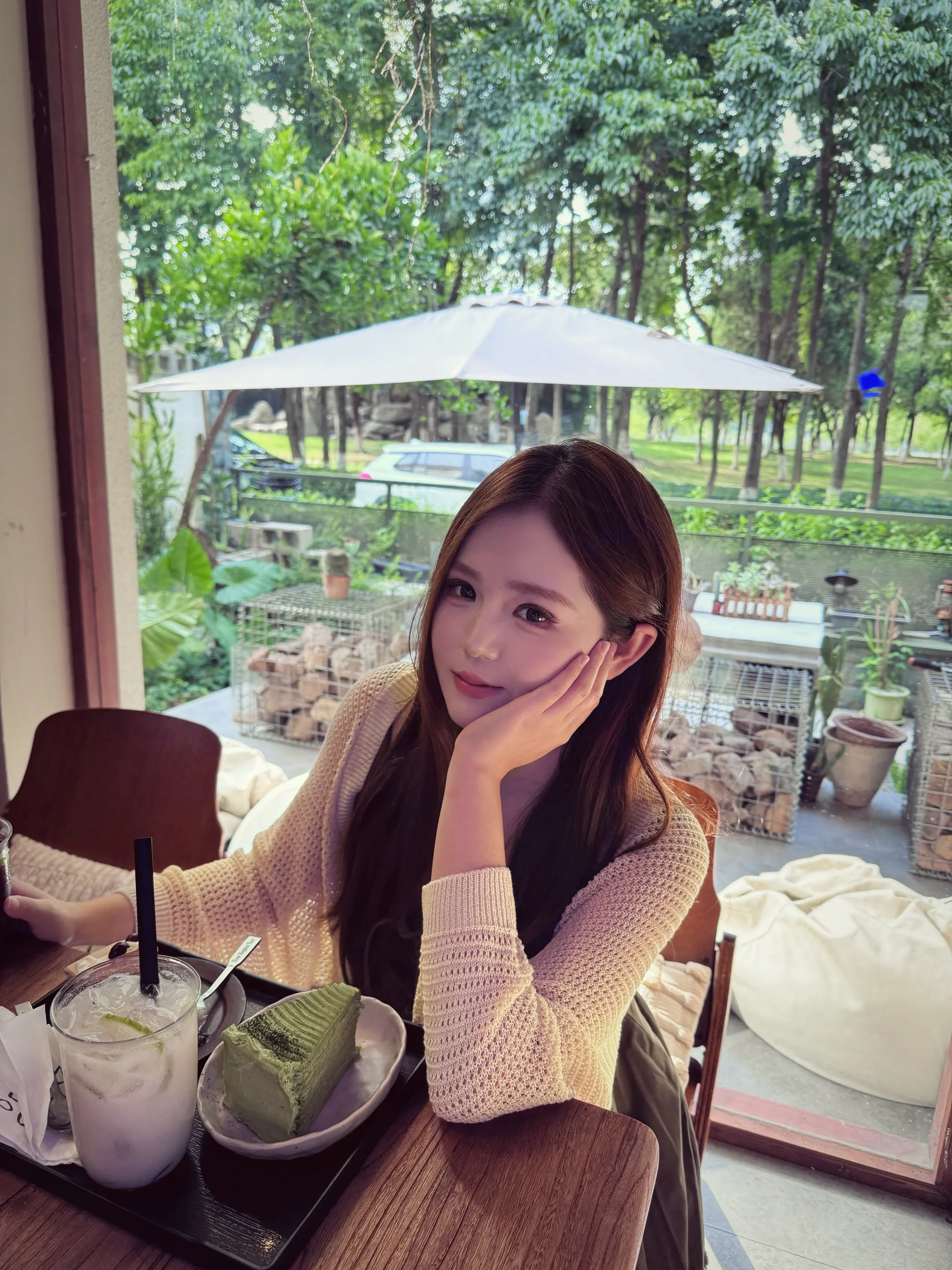 你的。眼睛裡有海 煙波藍 兩顆黑瞳是害羞的泅泳的小鯨