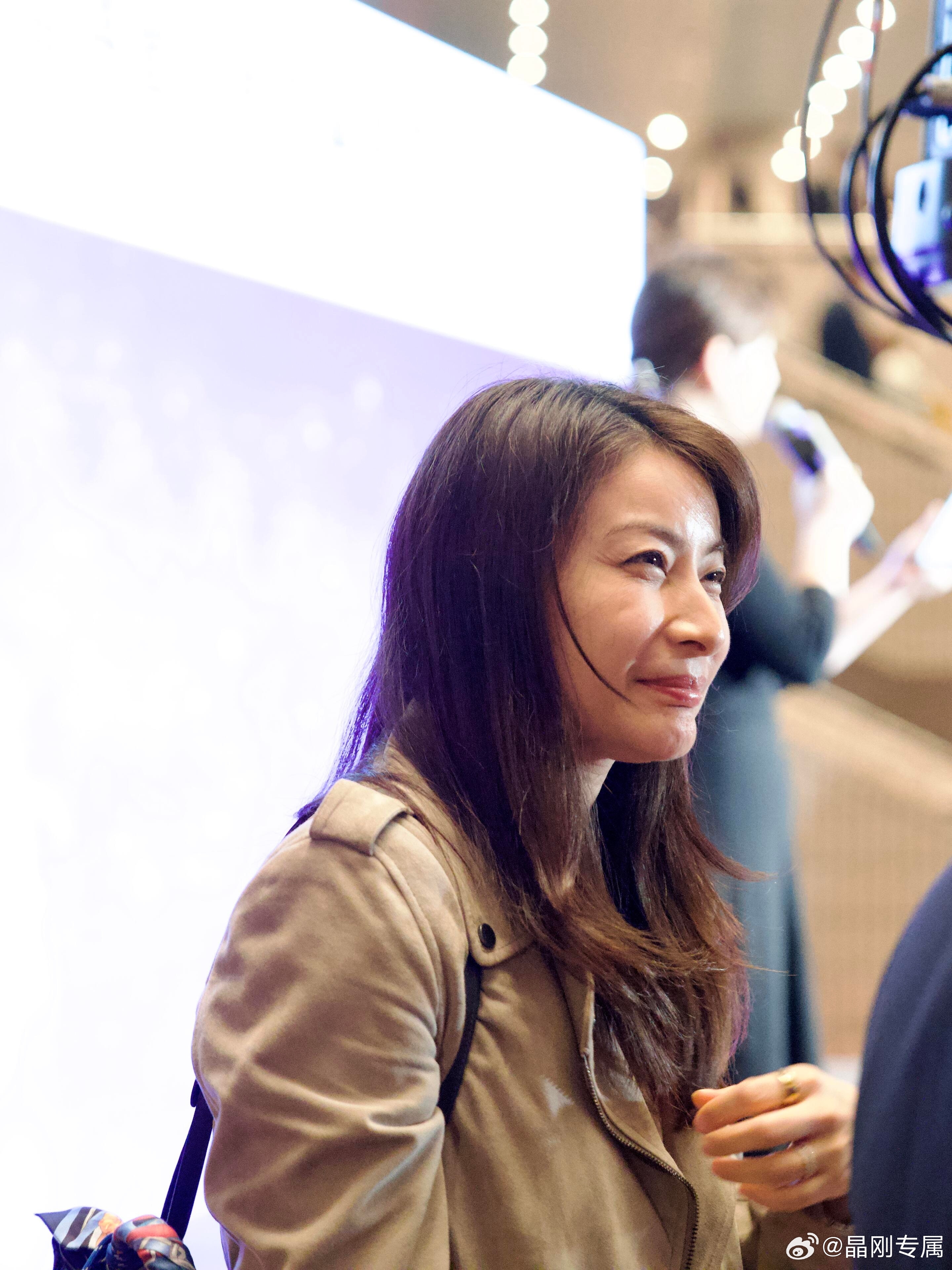 路人镜头下的郭晶晶，没有美颜和滤镜 