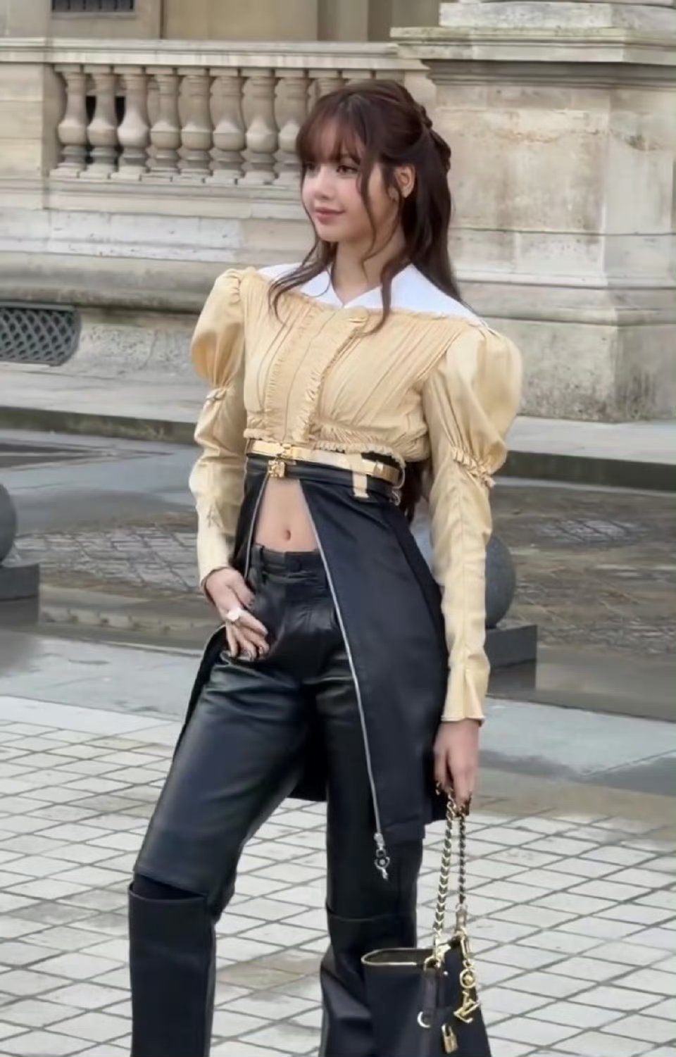 Lisa巴黎看秀真的好像谁家芭比娃娃跑出来了 ，人间BJD