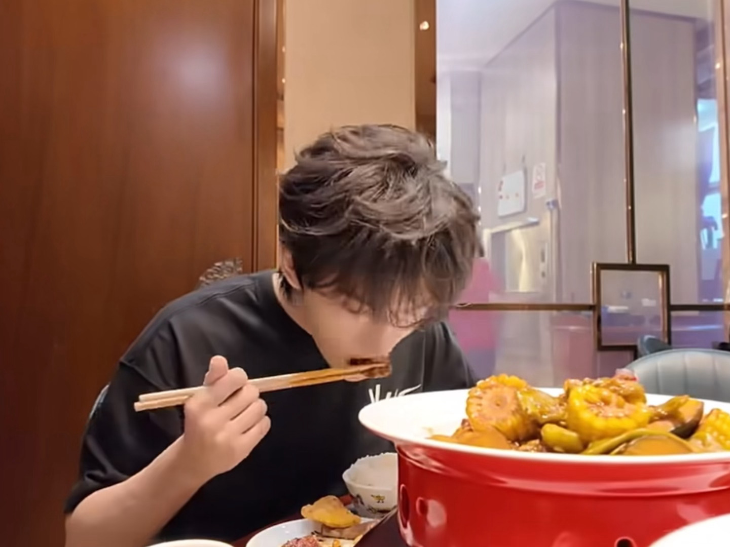 没有吞咽镜头，主播肯定是假吃，除非开播我看看 ​​​
