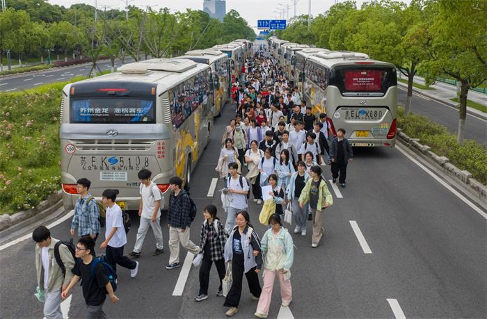 2026高考报名1290万，人数首次回落，为何升学内卷不减反增？
 
2026年