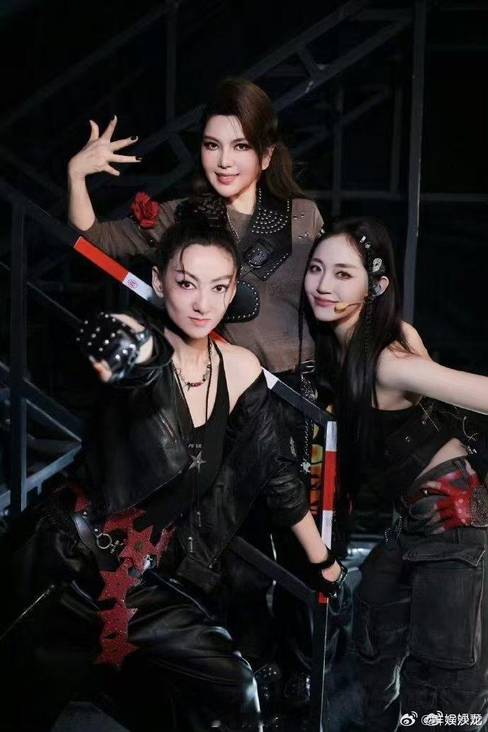 乌兰图雅者来女万千惠约搓澡乘风2026这波贴贴不亏！万千惠喊者来母女妈妈好甜，还