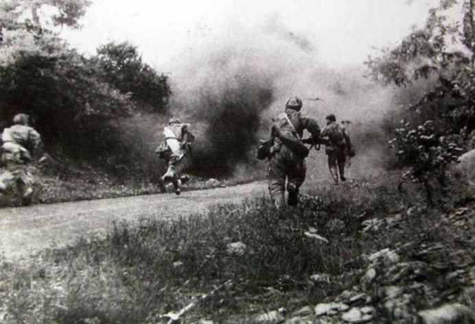 1951年，抗美援朝战争进入最艰苦阶段。
 
在前线医院里，一件反常的事情引起了